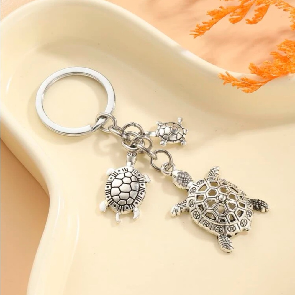 🛍️2/$18 🐢 Silver Turtle Family Keychain, New